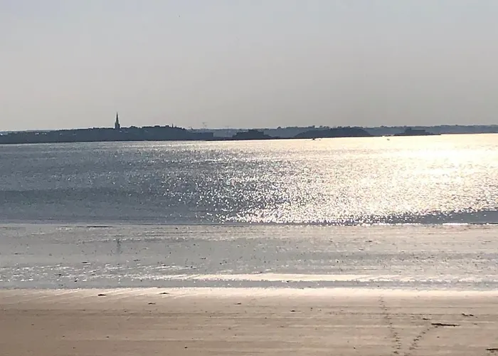 Le Cezembre, Au Pied De La Plage