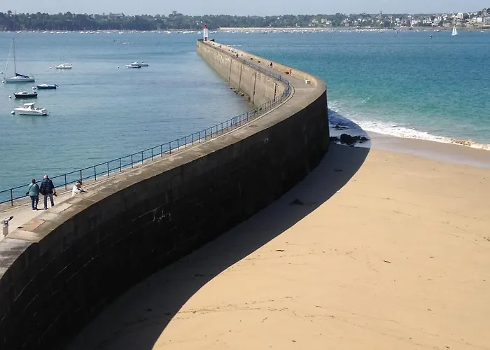 Le Cezembre, Au Pied De La Plage